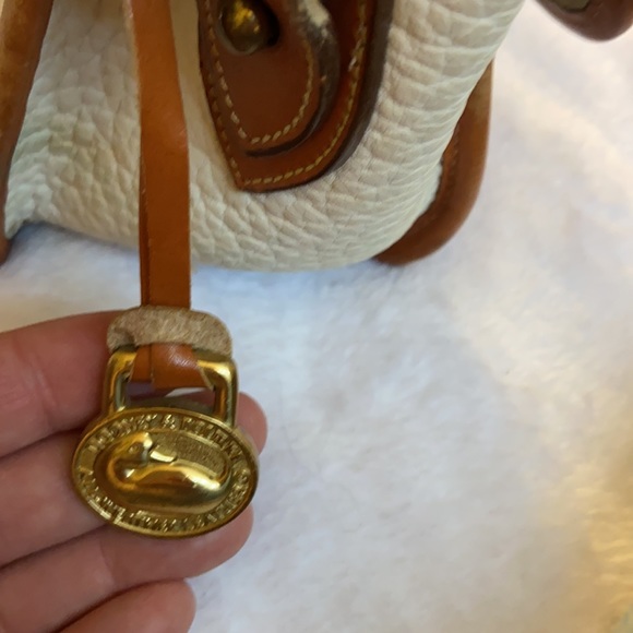 White and brown DOONEY and BOURKE shoulder hand bag. - Picture 5 of 7